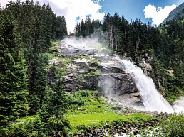 Großer Wasserfall im Wald zwischen den Bäumen