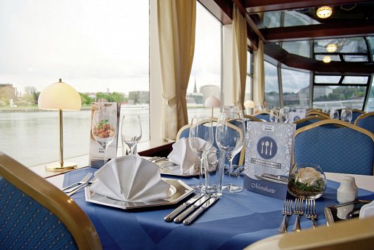 Martinigansl an Bord der MS Kaiserin Elisabeth in die Wachau