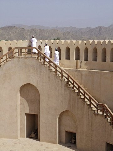 Kontrastreicher Oman mit Chauffeur