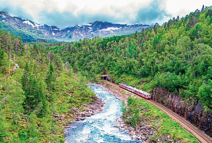 Norwegens bezaubernde Fjordküste mit Bahn und Schiff