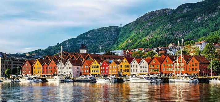 Norwegens bezaubernde Fjordküste mit Bahn und Schiff