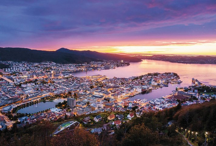 Norwegens bezaubernde Fjordküste mit Bahn und Schiff