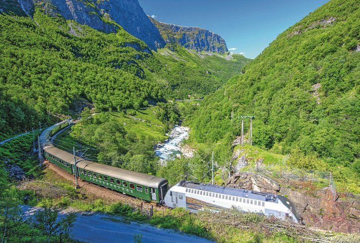 Norwegens bezaubernde Fjordküste mit Bahn und Schiff