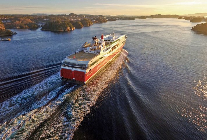 Norwegens bezaubernde Fjordküste mit Bahn und Schiff