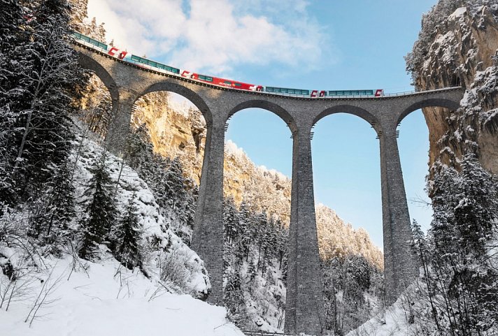 Winterlicher Alpenzauber - Schweizer Berge und Glacier Express