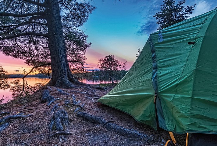 Algonquin mit dem Kanu - Zelt