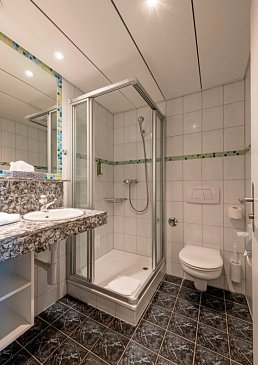 Beispiel Bad Doppelzimmer Economy (Zimmercodierung DE1)