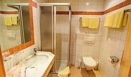 Beispiel Bad Familienzimmer Dachstein (Zimmercodierung FB1)