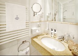 Wohnbeispiel Badezimmer Familienzimmer SchwalbenNest (Zimmercodierungen FB1 & FB2)