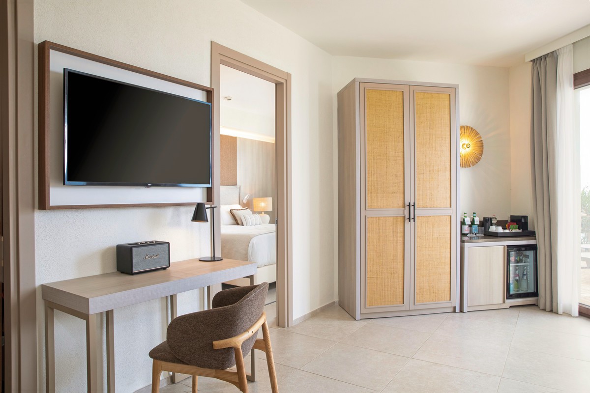Mangia's Santa Teresa Sardinia, Curio Collection by Hilton