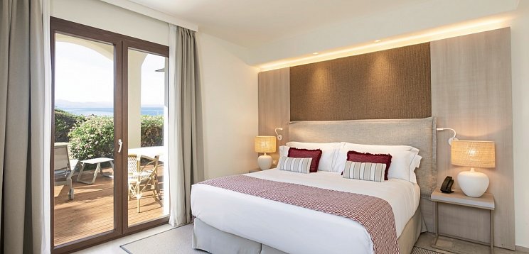 Mangia's Santa Teresa Sardinia, Curio Collection by Hilton
