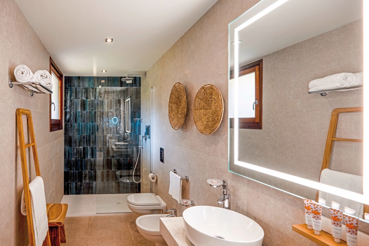 Mangia's Santa Teresa Sardinia, Curio Collection by Hilton