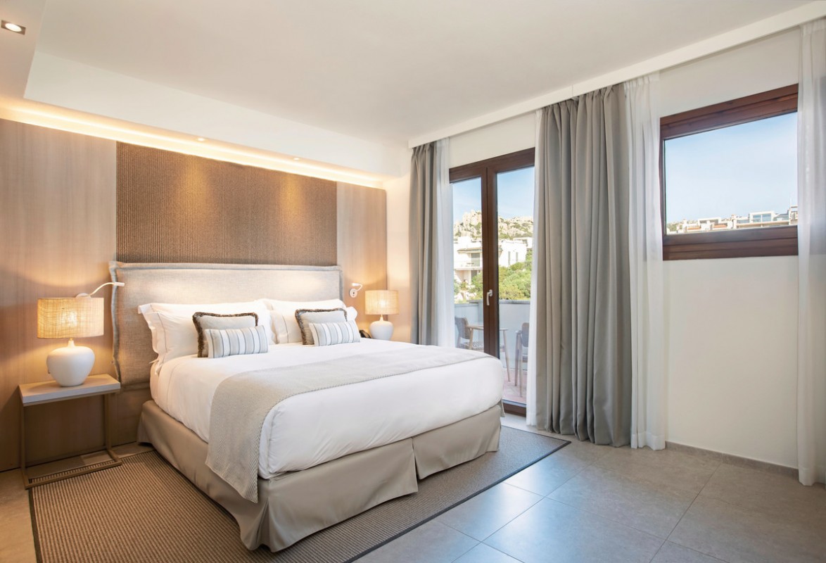 Mangia's Santa Teresa Sardinia, Curio Collection by Hilton