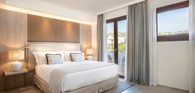 Mangia's Santa Teresa Sardinia, Curio Collection by Hilton