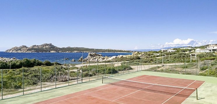 Mangia's Santa Teresa Sardinia, Curio Collection by Hilton