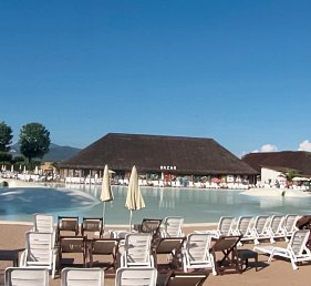 Hu Park Albatros Village (by Happy Camp)