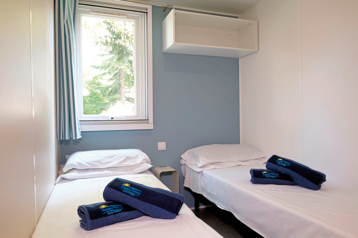 Hu Park Albatros Village (by Happy Camp)