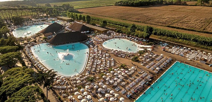 Hu Park Albatros Village (by Happy Camp)