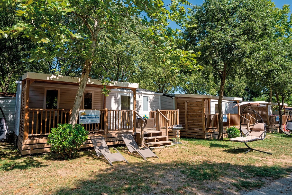 Hu Park Albatros Village (by Happy Camp)