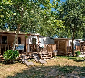 Hu Park Albatros Village (by Happy Camp)