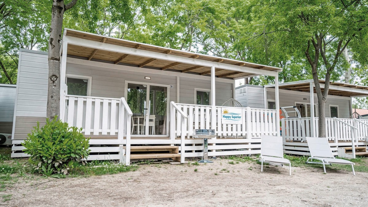 Hu Park Albatros Village (by Happy Camp)