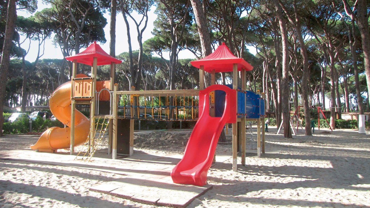 Hu Park Albatros Village (by Happy Camp)