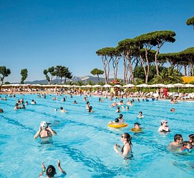 Hu Park Albatros Village (by Happy Camp)