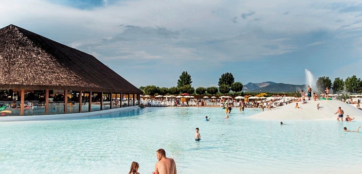 Hu Park Albatros Village (by Happy Camp)