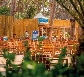 Hu Park Albatros Village (by Happy Camp)