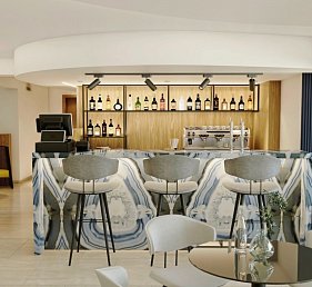 Amphitryon City Hotel