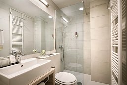 Beispiel Bad Doppelzimmer Atriumblick (Zimmercodierungen DG1, DSL, DSC, FB1, FSG & EB1)
