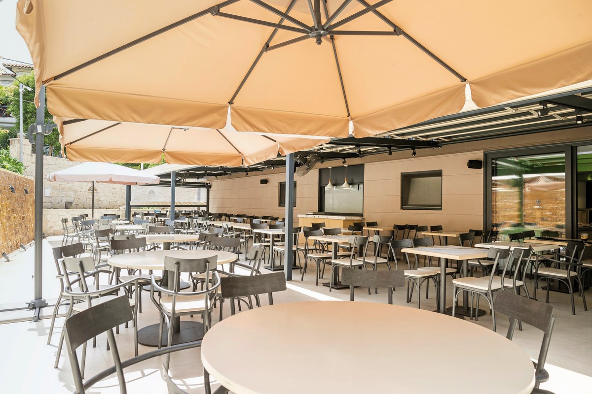 Royal Hotel and Suites