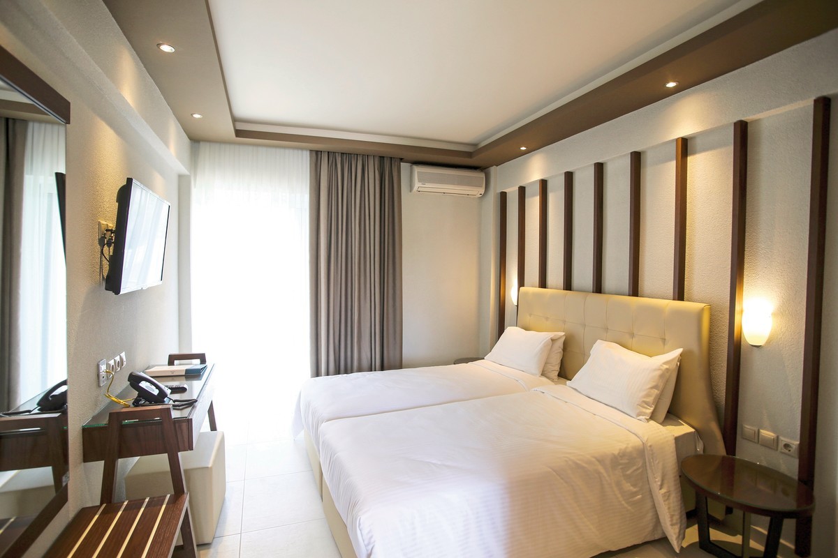 Royal Hotel and Suites