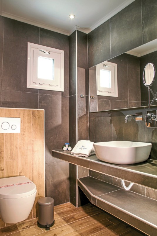 Royal Hotel and Suites