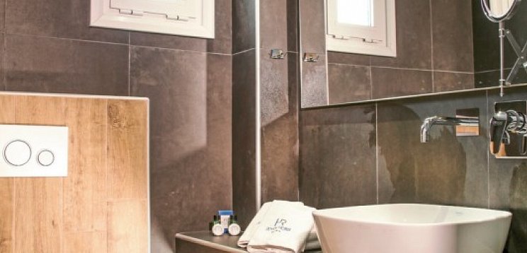 Royal Hotel and Suites