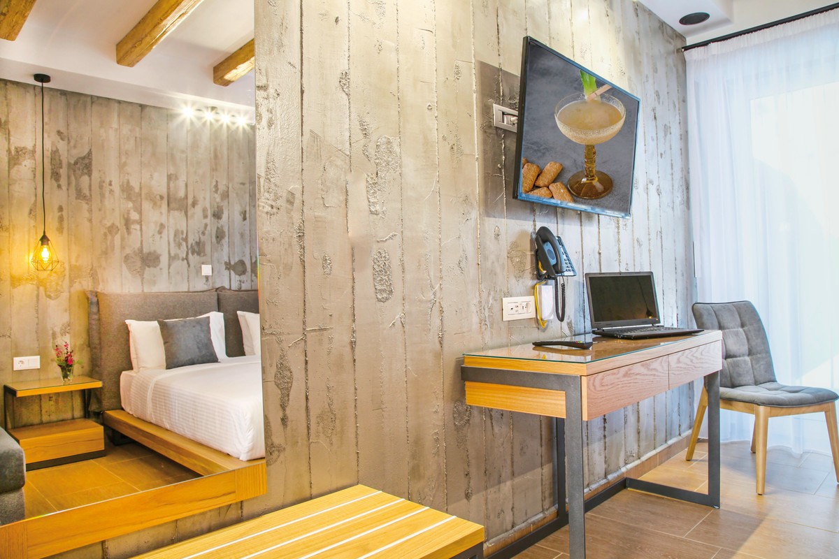 Royal Hotel and Suites