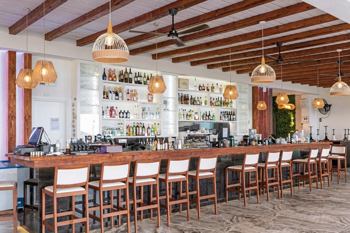 Royal Hotel and Suites