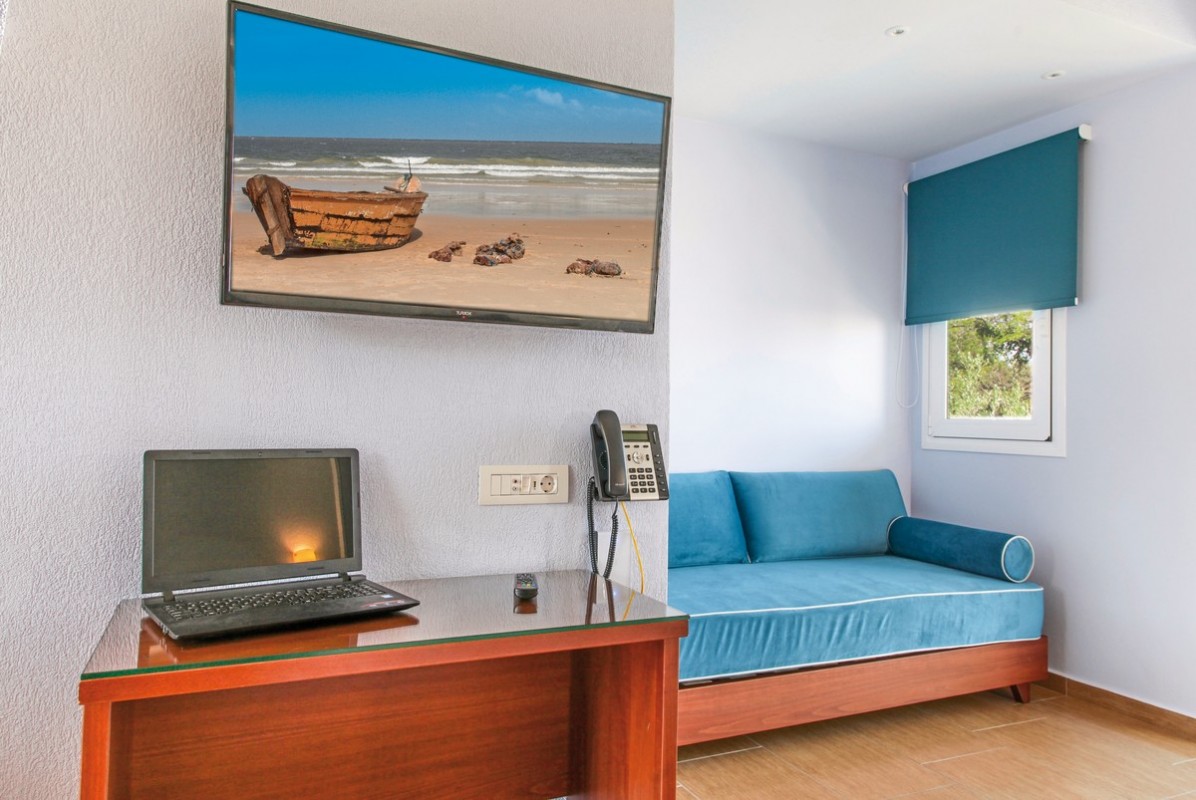 Royal Hotel and Suites