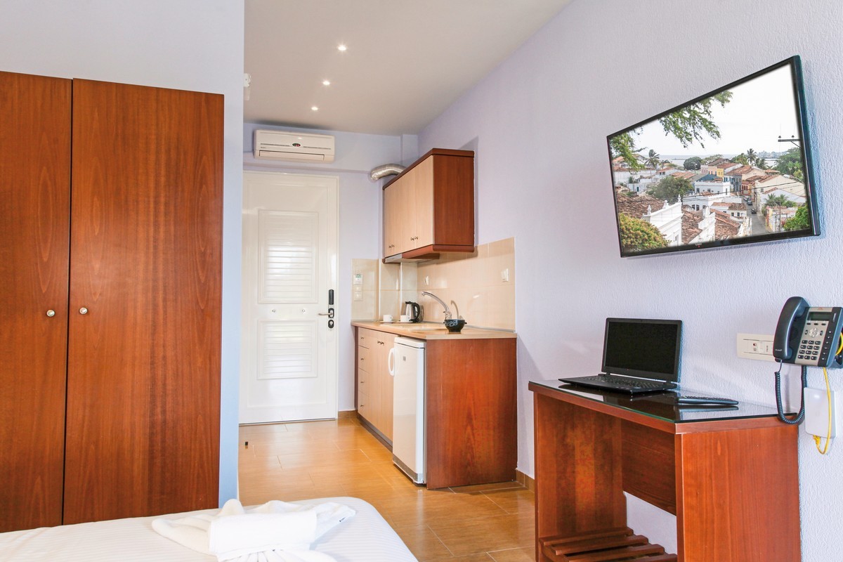 Royal Hotel and Suites