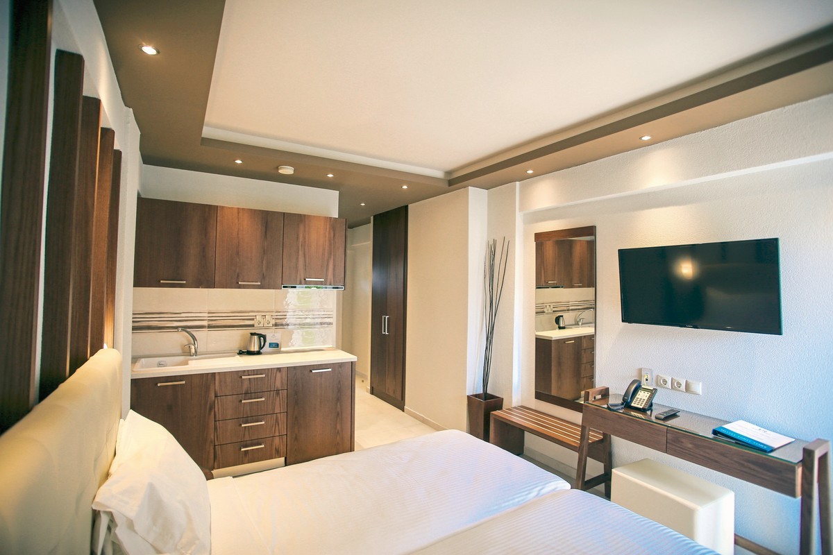 Royal Hotel and Suites