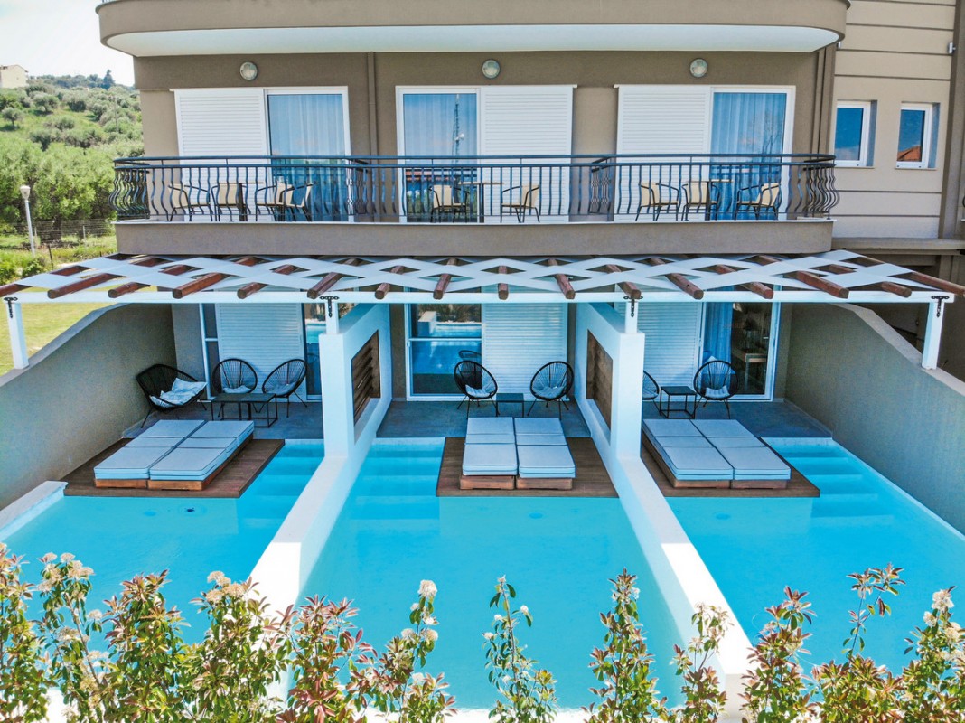 Royal Hotel and Suites