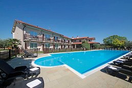 Hotelgebäude mit Poolansicht