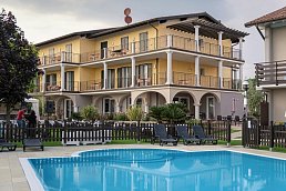 Hotelgebäude mit Poolansicht