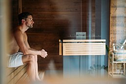 Mann in der Sauna