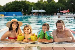 Familie in der Therme