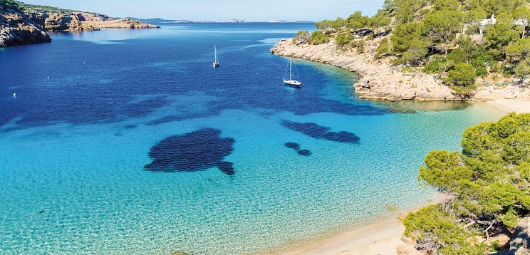 Mittelmeerinseln mit Sonnenfinsternis mit AIDAstella