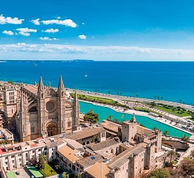 Mittelmeerinseln mit Sonnenfinsternis mit AIDAstella