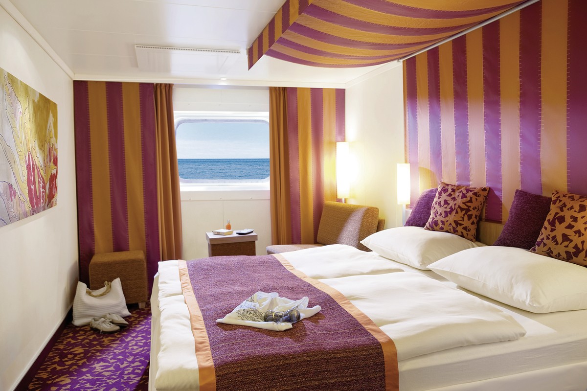 Mittelmeerinseln mit Sonnenfinsternis mit AIDAstella