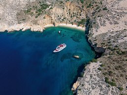 Schiff in einer Bucht