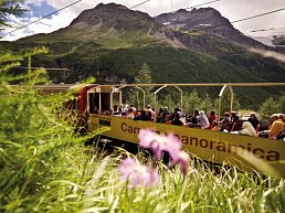 Aussichtswagen am Berninapass bei Alp Grüm